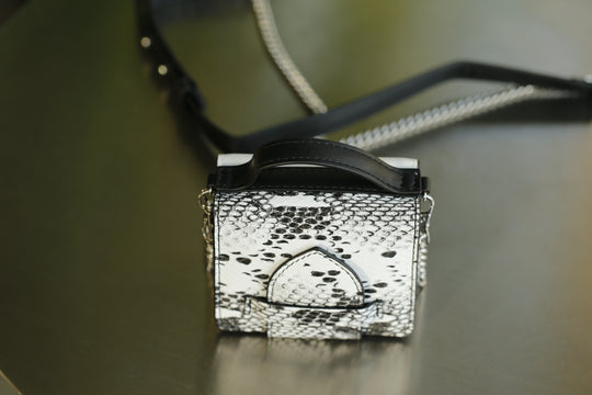 Super Monochrome Nova